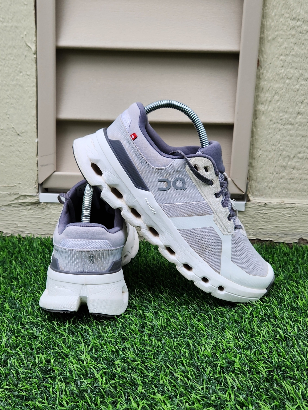 ON Running Women's Size 8 CLOUDRUNNER 2 Frost White Running Cloud Gray Shoes